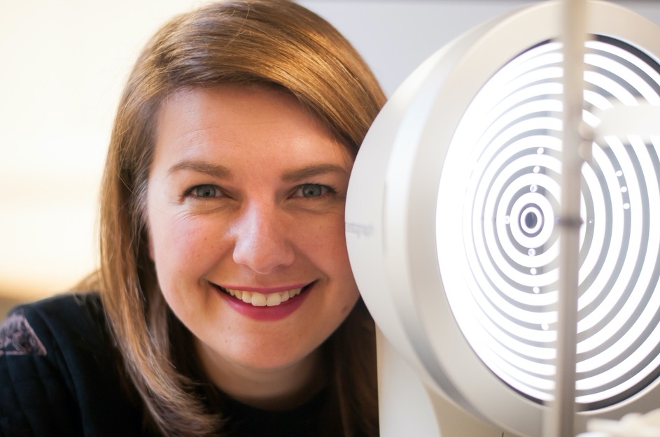 Bild mit Kontaktlinsenexpertin Yvonne Gier, Mitarbeiterin der Firma Hecht.